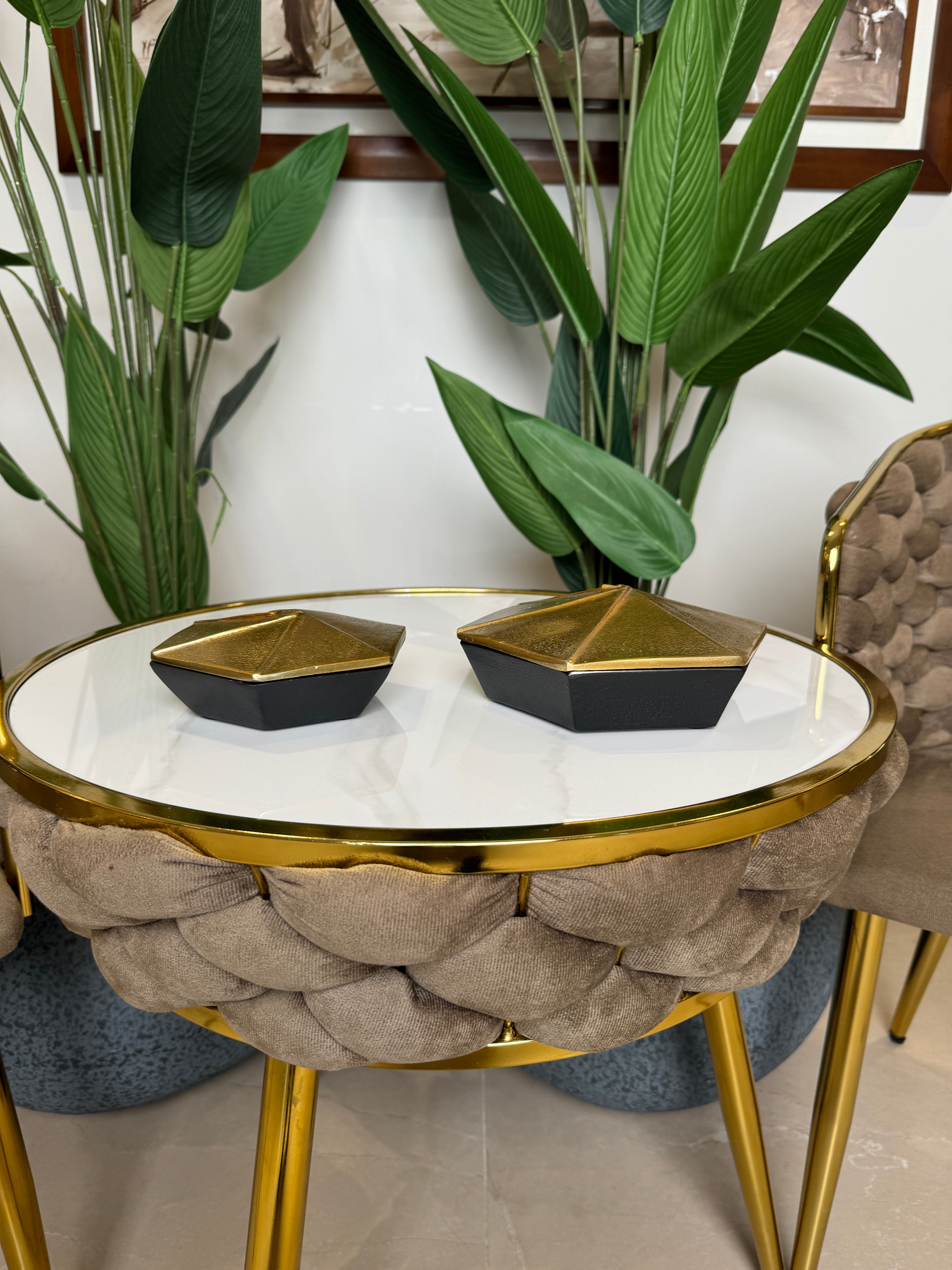 Boite en finition dorée