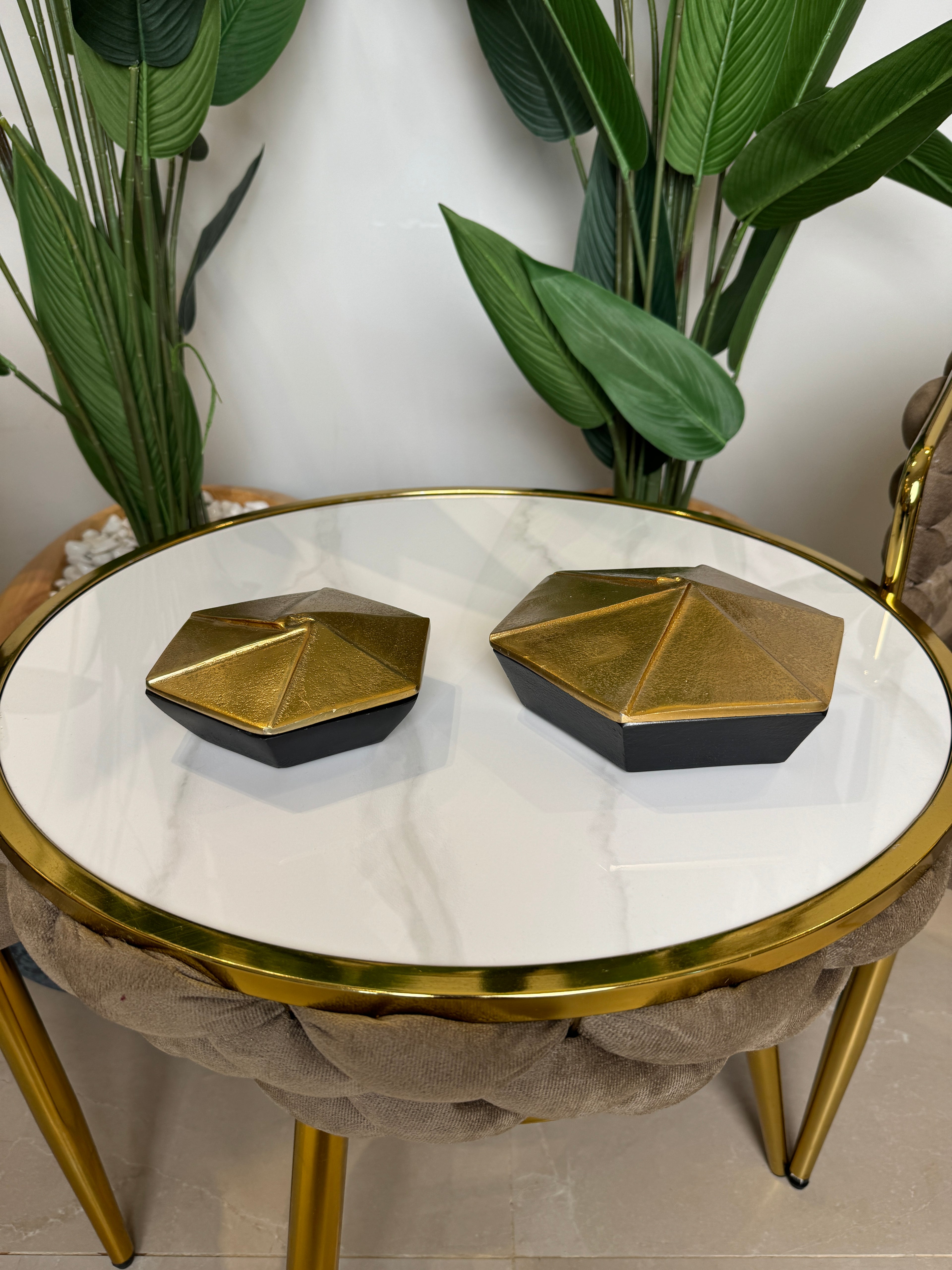 Boite en finition dorée