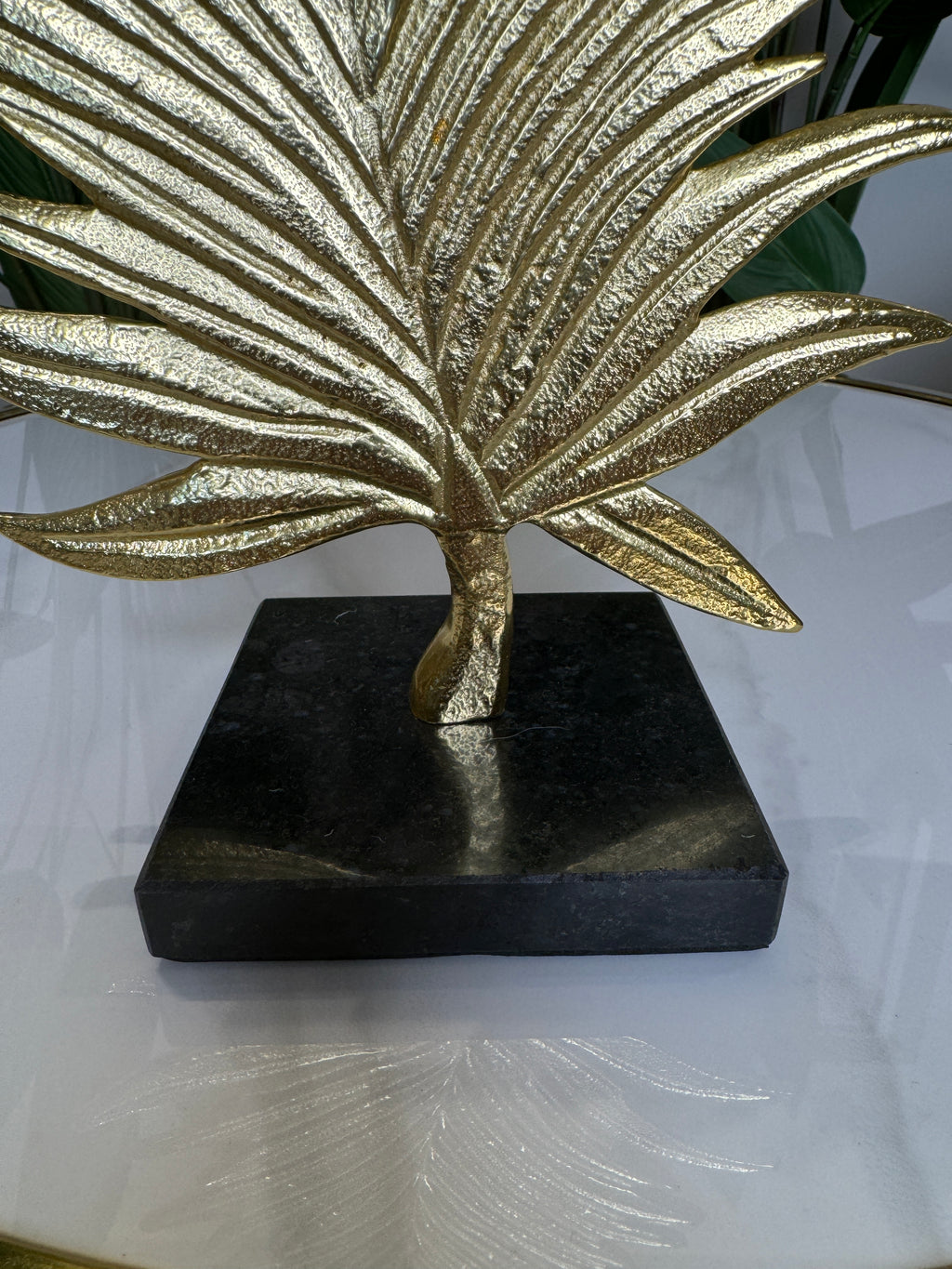 Élégante statue de feuille en métal doré fait main 34 cm