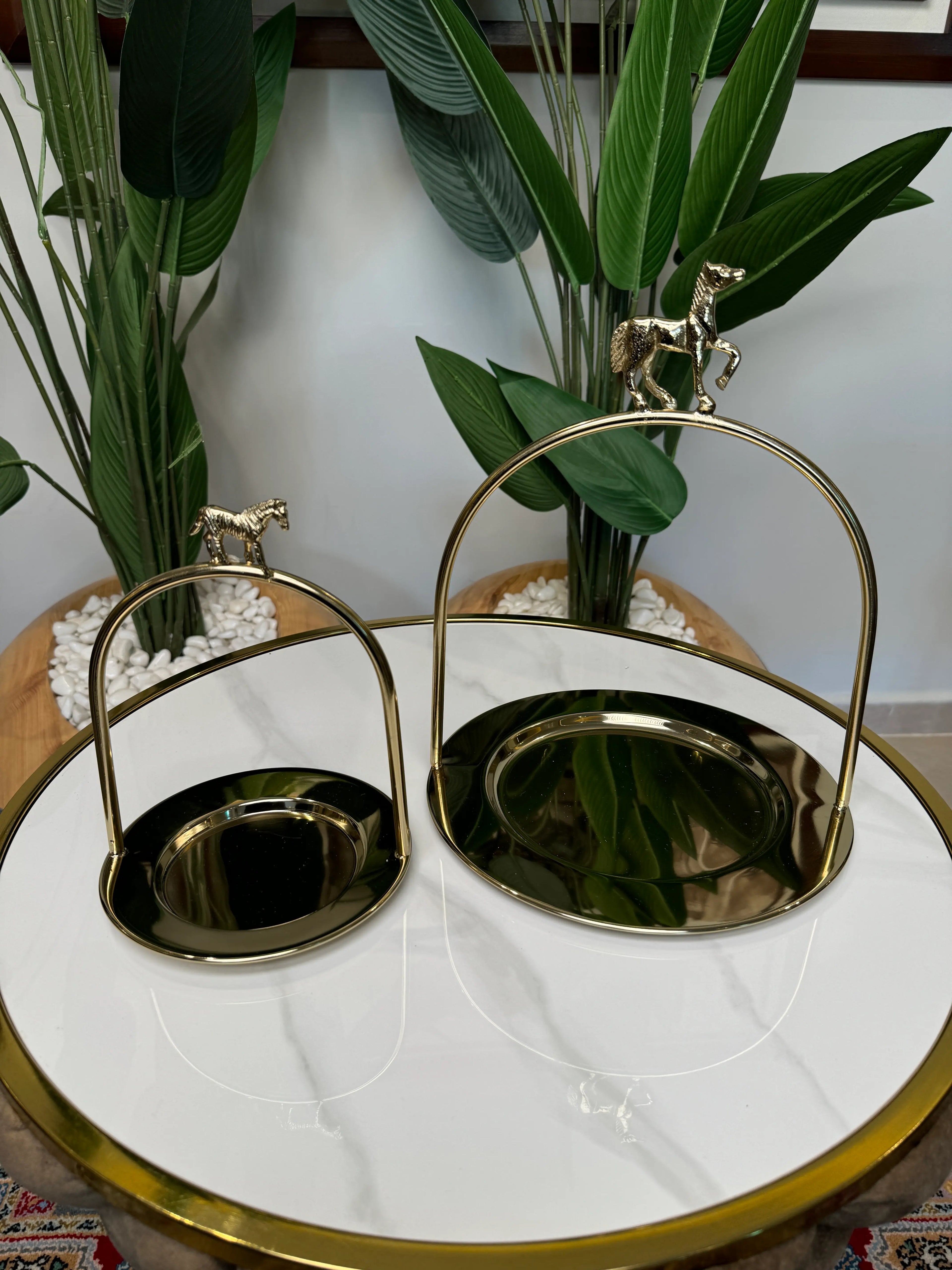 Présentoir en métal doré