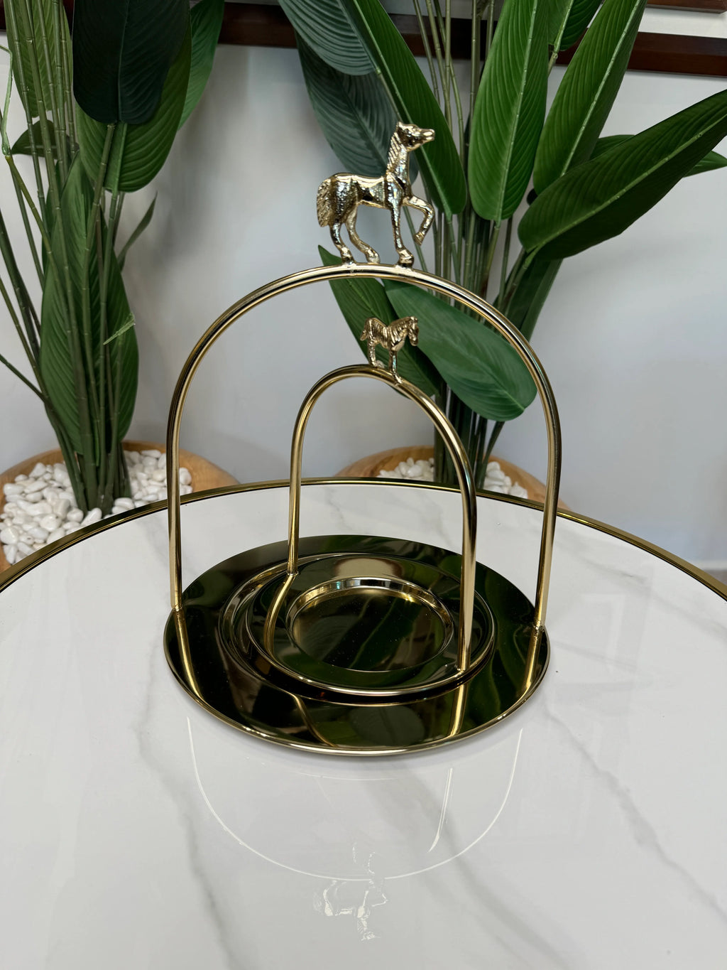 Présentoir en métal doré