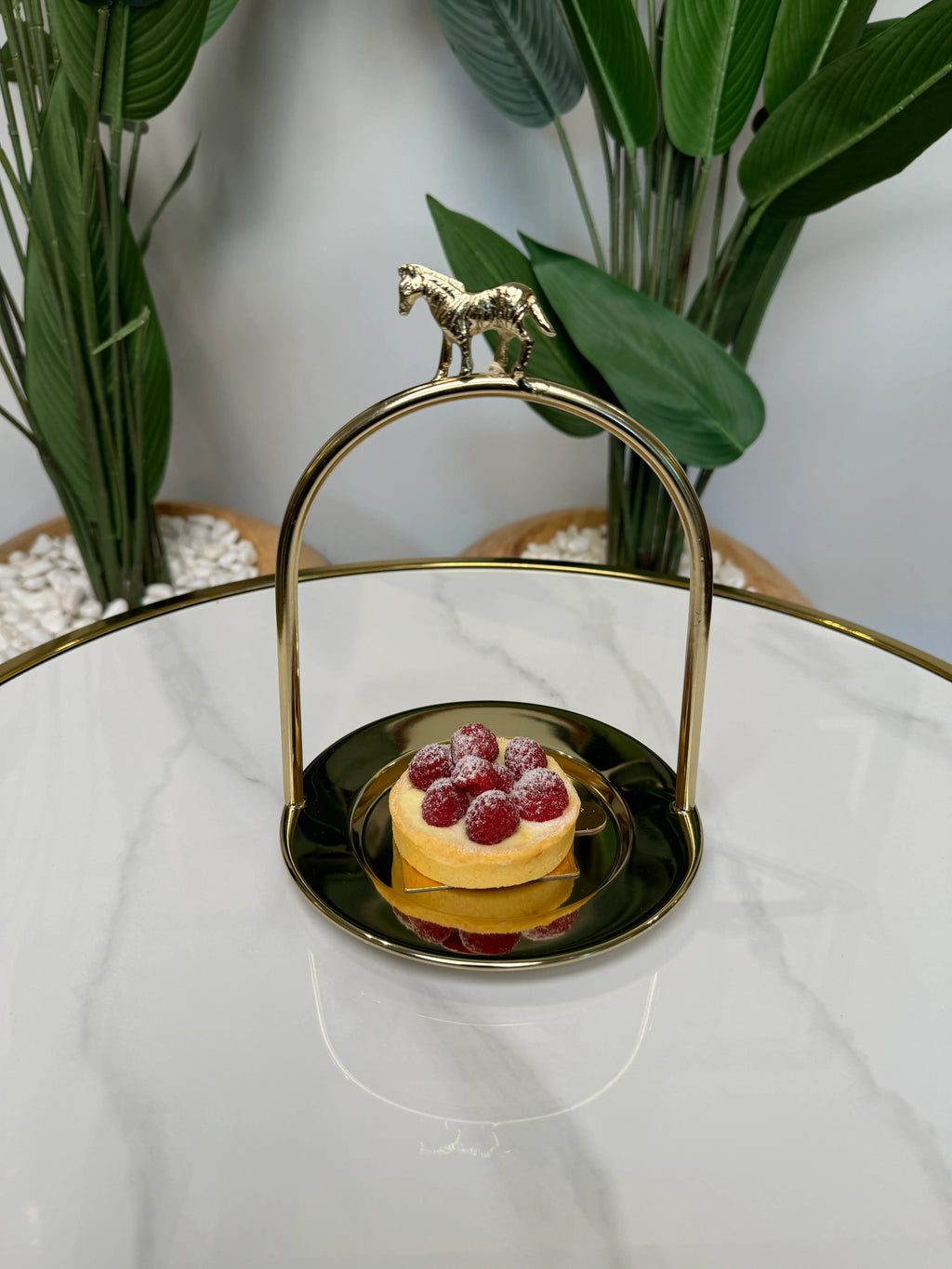 Présentoir en métal doré