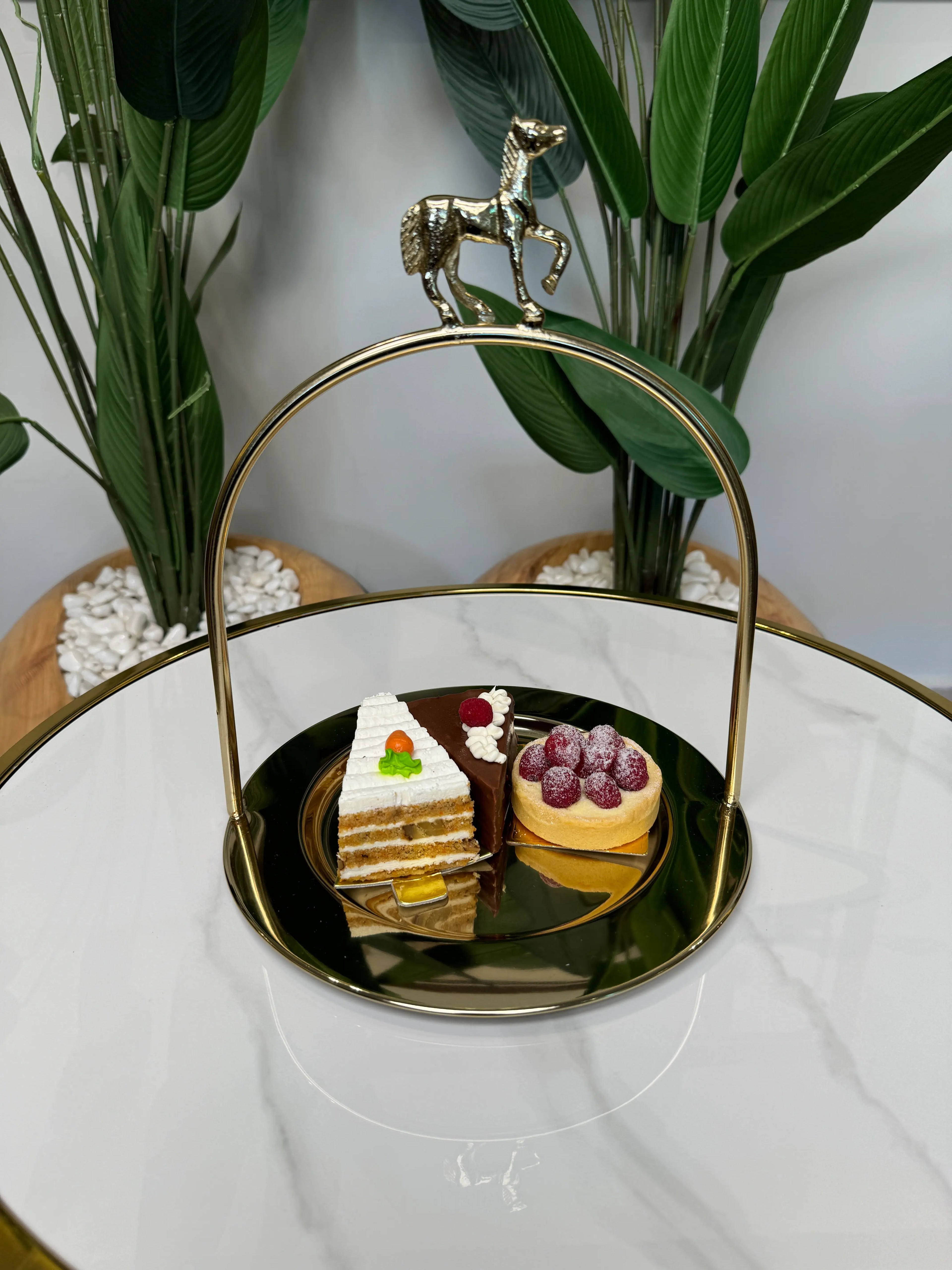 Présentoir en métal doré