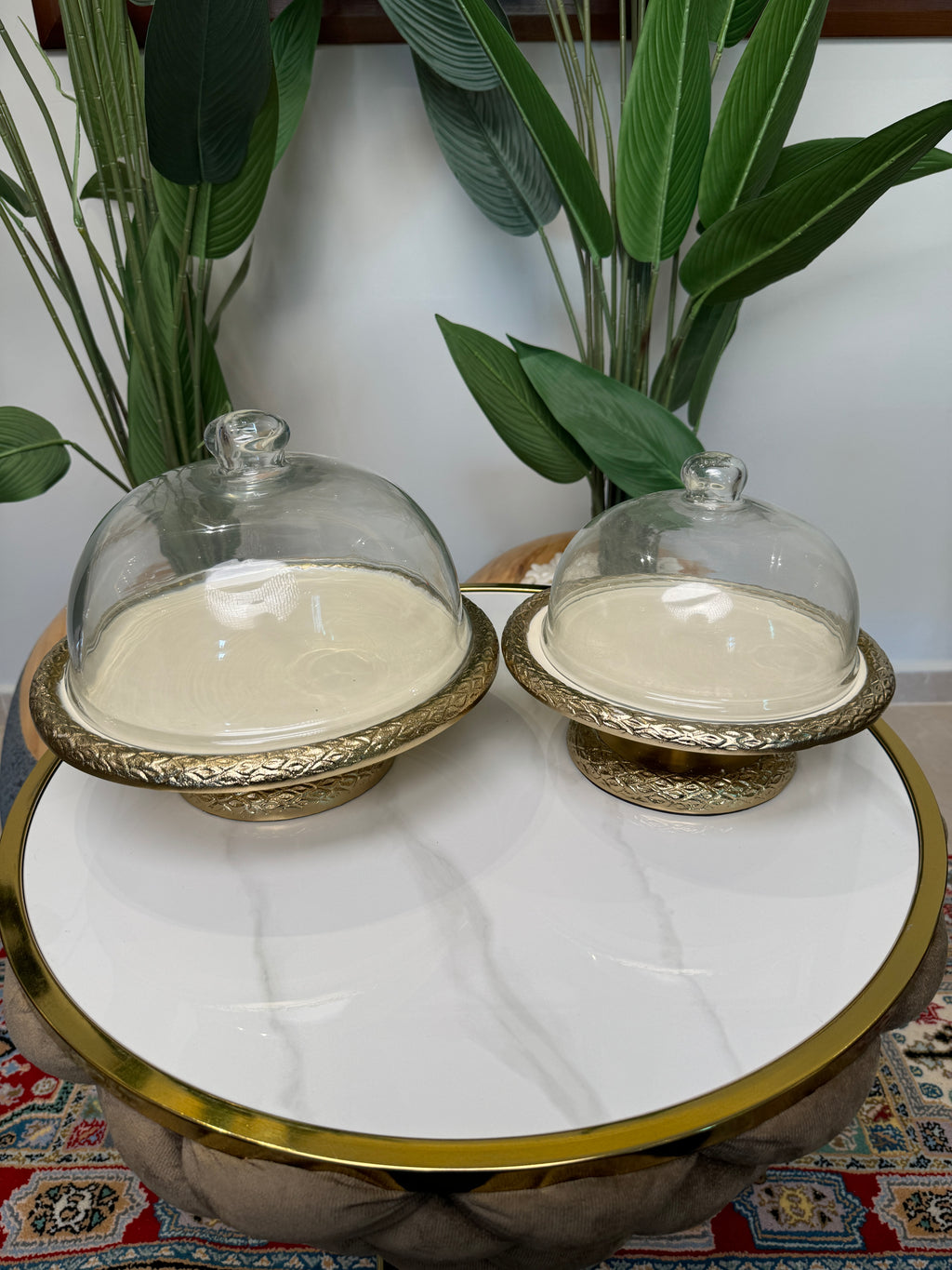 plat à gâteaux en métal doré