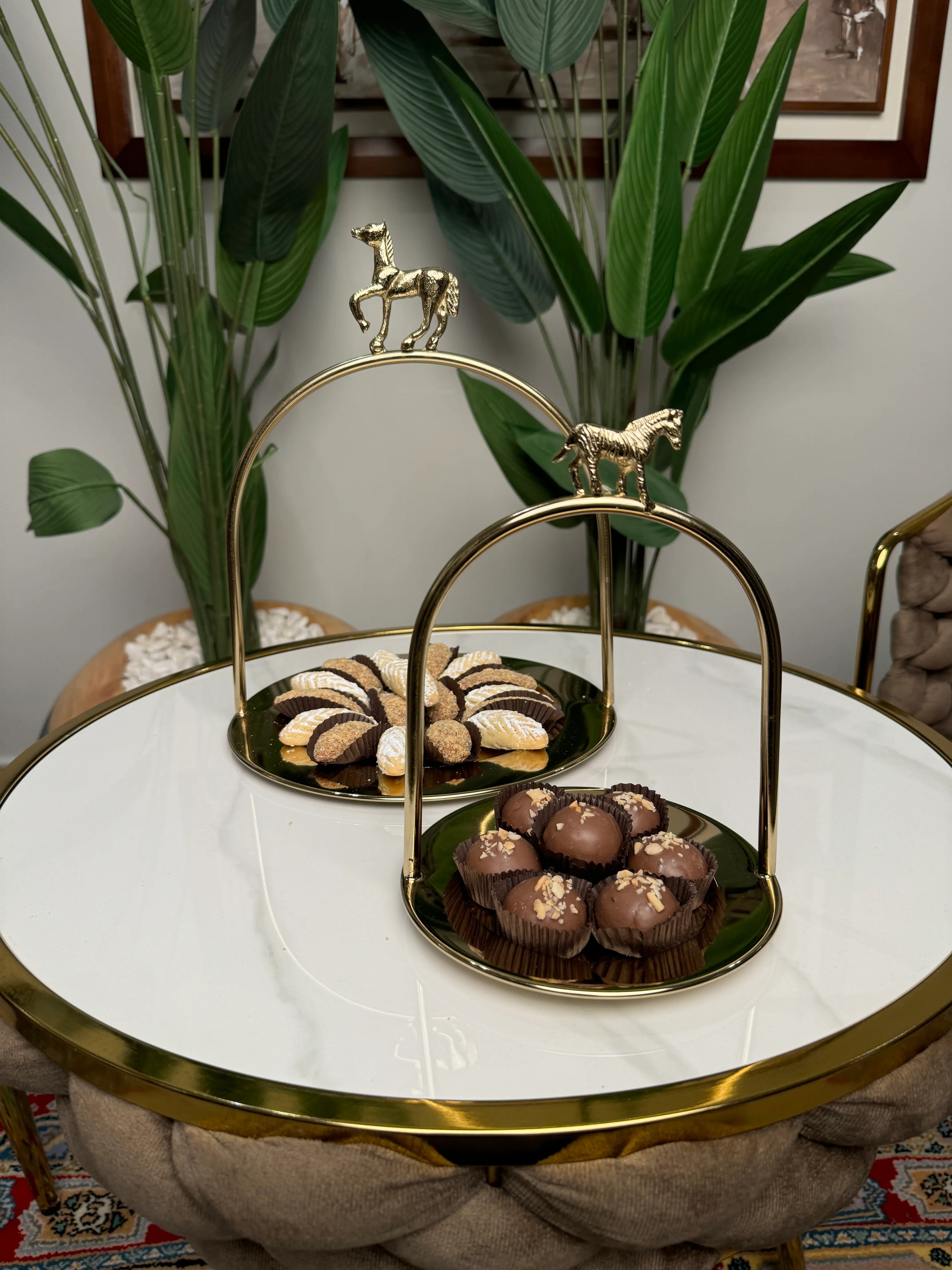 Présentoir en métal doré