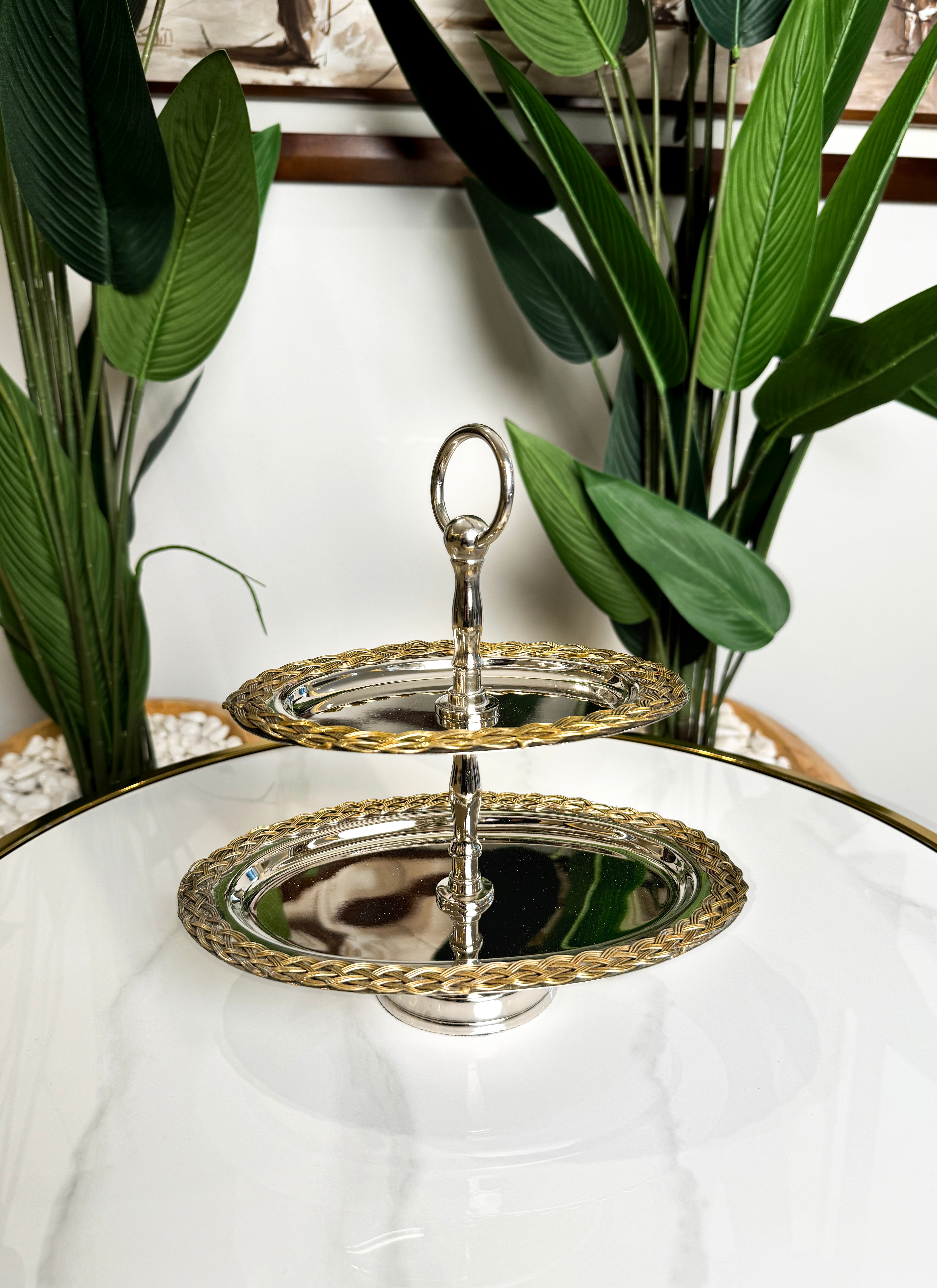 Présentoir argenté à bordure dorée